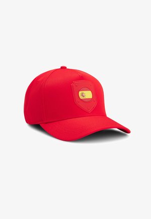 Roter Baseballcap mit Schildemblem, das die Flagge Spaniens auf der Vorderseite zeigt.