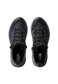 Svarta löparskor med en texturerad mesh-överdela, med svarta skosnören och logotypdetaljer. Mellansulan är grå med en elegant, strömlinjeformad design.