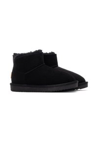 Botas de tobillo de ante negro con forro de lana, punta redondeada y suela de goma plana. Presentan costuras decorativas y un pequeño logotipo de acento.