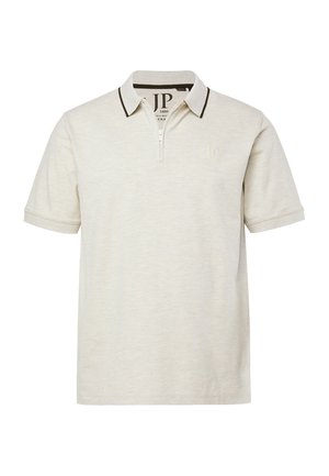 Polo beige a maniche corte con colletto rifinito in nero e zip frontale, con un logo "JP" discreto sul petto.