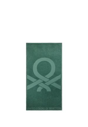 Groene rechthoekige handdoek met een groot abstract lusontwerp in het midden en de tekst "United Colors of Benetton" aan de onderkant.