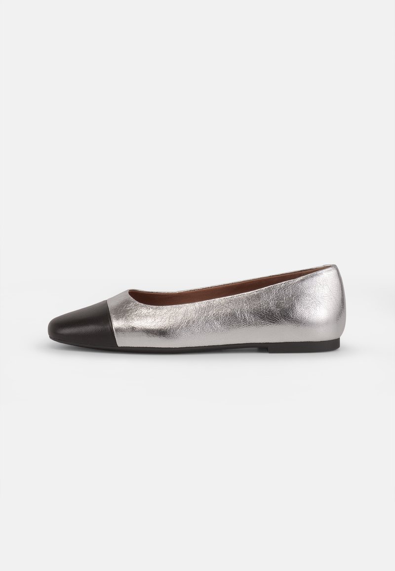 Metallisch zilveren balletflats met een zwarte leren neus. Heeft een gladde textuur en een laag profiel ontwerp met een platte zool.