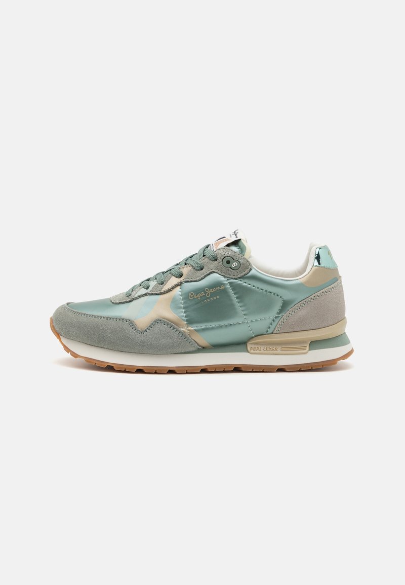 Baskets basses vert sourd et beige avec des panneaux en suède et tissu brillant, semelle beige, lacets et logo "Pepe Jeans London" sur le côté.