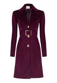 Bordeauxrode wollen jas met een aansluitende silhouet, puntige kraag, lange mouwen, gouden knopen en een bijpassende riem in de taille.