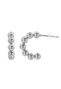 Orecchini a perla d'argento disposti in forma di "IC" con un gambo dritto e supporto trasparente, che mostrano una texture liscia e riflettente.