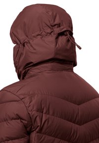 Veste d'hiver matelassée bordeaux avec capuche ajustable vue de dos, mettant en valeur les coutures et la texture du tissu.