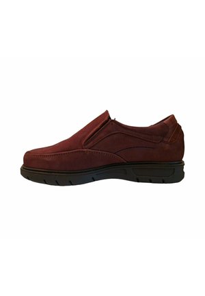 Zapato de ante burdeos tipo slip-on con una suela gruesa de goma negra, que presenta costuras en contraste y sutiles acentos laterales.
