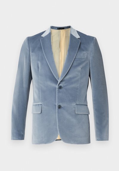Ljusblå sammetblazer med två knappar, slagkrage och två framfickor. Insidan har en krämfärgad foder. Supermjuk textur.