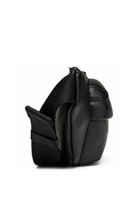 Schwarze Lederhandtasche mit strukturierter Oberfläche, die eine geschwungene Form und einen Stoffriemen aufweist. Das Design ist kompakt mit dezenter Polsterung.