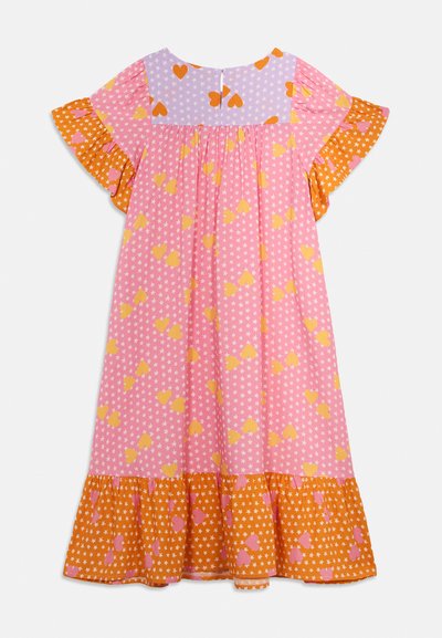 Farebné šaty s ružovým telom zdobeným žltými srdcami a hviezdičkami, oranžovými volánikovými rukávmi a vrstveným lemom s bodkami.