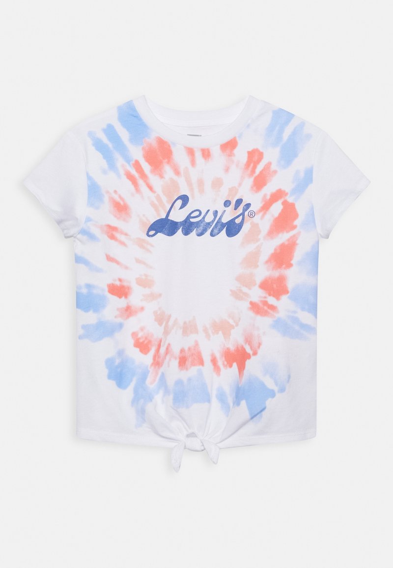 T-shirt blanc à manches courtes avec spirale tie-dye rouge et bleue, logo Levi's en texte bleu au centre et un nœud sur le devant à l'ourlet.
