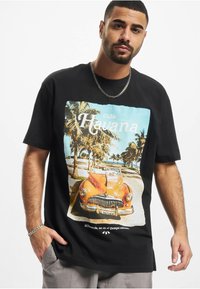 Upscale by Mister Tee Trükipildiga T-särk - black