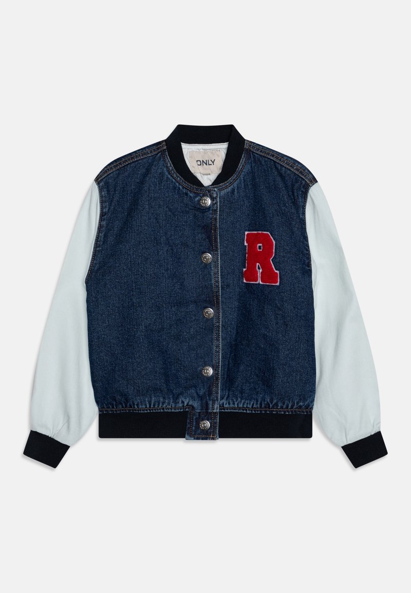 Denim varsityjakke med hvide ærmer, sort krave og manchetter, trykknapper og et rødt bogstav "R" mærke på brystet.