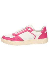Witte en roze leren sneaker met geperforeerde teenzool, vetersluiting, een ronde teen en een gestructureerde crèmekleurige rubberen zool. Heeft contrasterende accenten.