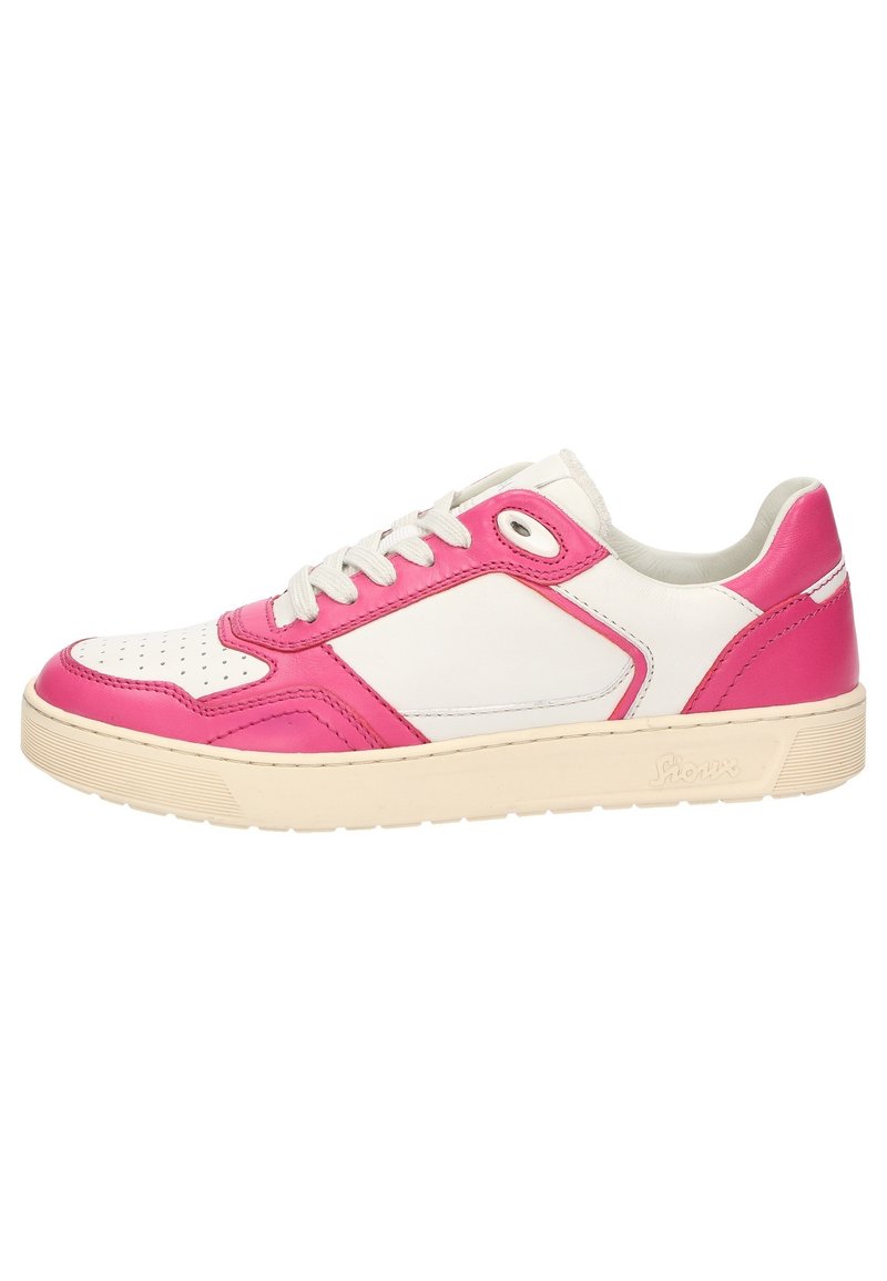 Witte en roze leren sneaker met geperforeerde teenzool, vetersluiting, een ronde teen en een gestructureerde crèmekleurige rubberen zool. Heeft contrasterende accenten.