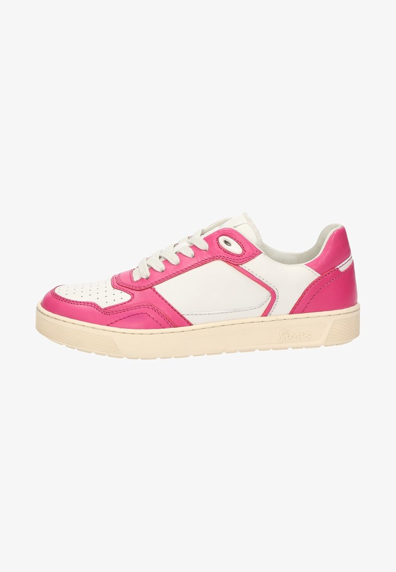 Witte en roze leren sneaker met geperforeerde teenzool, vetersluiting, een ronde teen en een gestructureerde crèmekleurige rubberen zool. Heeft contrasterende accenten.