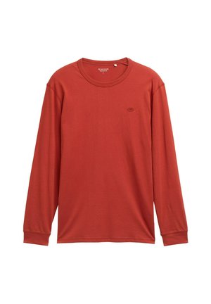 Langærmet t-shirt i afdæmpet rød, lavet af blødt stof. Har en rund halsudskæring og et lille logo på brystet. Normal pasform.