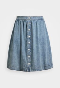 Lys blå denimskjørt med rynket midje, med knapplås foran og en utsvingt silhuett. Glatt tekstur og knelang design.