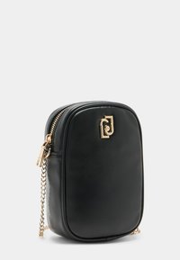 Schwarze Lederhandtasche mit rechteckiger Form, goldenen Beschlägen, Kettenriemen und einem Reißverschluss. Sie verfügt über ein dekoratives Logo auf der Vorderseite.