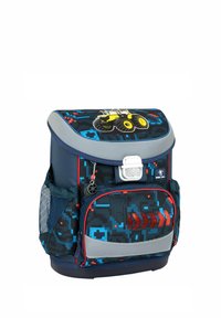 Sac à dos scolaire pour enfants avec des motifs bleus et rouges de style pixel, un graphique de tracteur jaune sur le rabat et des poches latérales en filet.