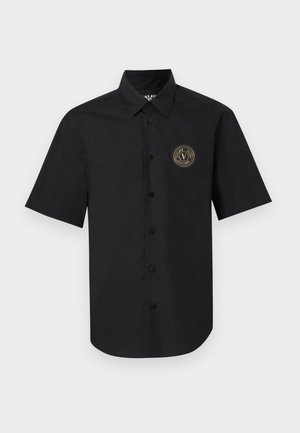 Svart kortermet knappeskjorte med spiss krage og rund Versace Jeans Couture-logo på venstre bryst.