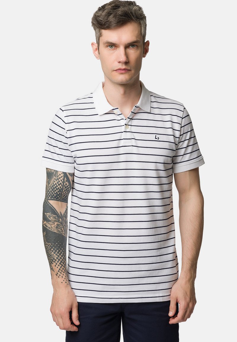 Biała koszulka polo w granatowe paski, krótki rękaw, kołnierzyk i małe logo na piersi. Miękki materiał bawełniany o klasycznym kroju.