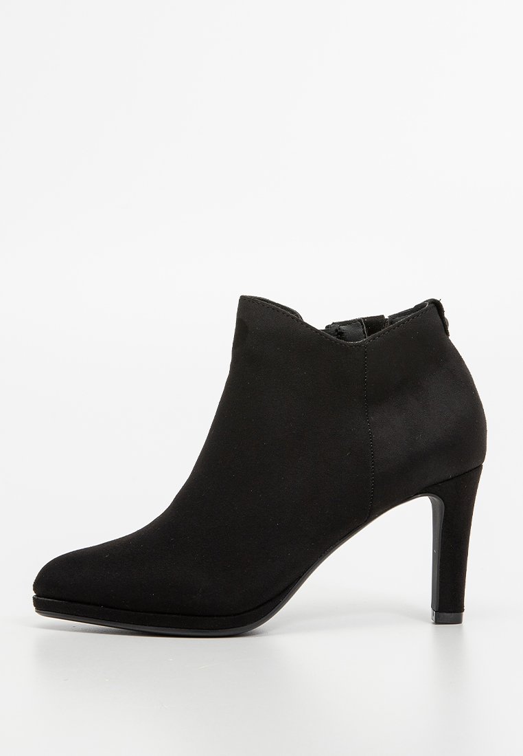 Bottines noires en tissu lisse, avec un bout pointu et un talon aiguille. Design épuré avec une découpe le long de la cheville.