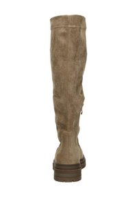 Knielange bruine suède laarzen met een gestructureerde afwerking, voorzien van een zijrits en een stevige rubberen zool voor verbeterde grip en duurzaamheid.