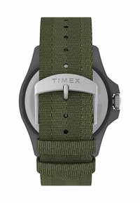 Timex-Uhr mit grauem Gehäuse, grünem Stoffarmband und silberner Schnalle. Verfügt über ein strukturiertes Armband und ein klares, rundes Ziffernblatt.