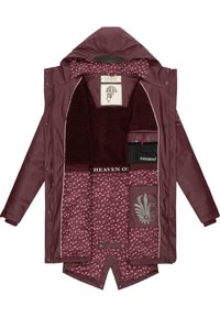 Chaqueta impermeable color burdeos oscuro con interior de pelaje. Presenta forro estampado, bolsillos y capucha ajustable. Diseño de cierre a presión.