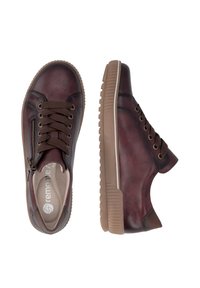 Paire de baskets en cuir brun foncé à lacets avec fermetures éclair latérales et semelles en caoutchouc marron clair, vues de dessus et de côté.
