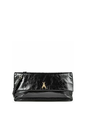 Schwarze glänzende Leder-Clutch mit dünnem Riemen und einer kleinen goldenen Insektenverzierung auf der Vorderklappe.