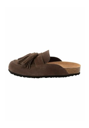 Brauner Wildleder-Slipper mit Quasten, Kork-Fußbett und schwarzer Gummisohle, in Seitenansicht vor weißem Hintergrund gezeigt.