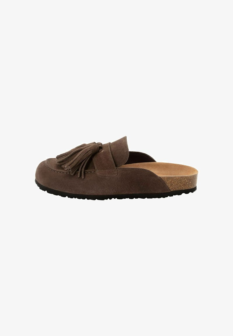 Mocassin à enfiler en daim marron avec pompons, semelle intérieure en liège et semelle extérieure en caoutchouc noir, présenté en vue de profil sur fond blanc.