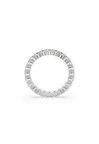 Rund ring med en rad av växelvis rektangulära och runda klara stenar som är inlagda i ett polerat vitt metallband.