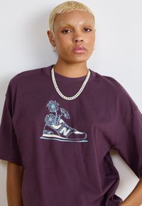 New Balance OVERSIZED FLOWER - T-shirts med print - plum brown
