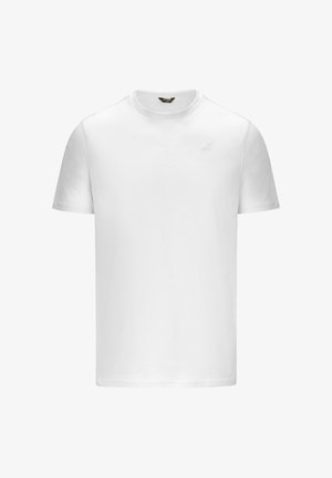 Jednoduché biele tričko s krátkym rukávom a okrúhlym výstrihom, s jemným malým logom na ľavej strane hrude, zobrazené na bielom pozadí.