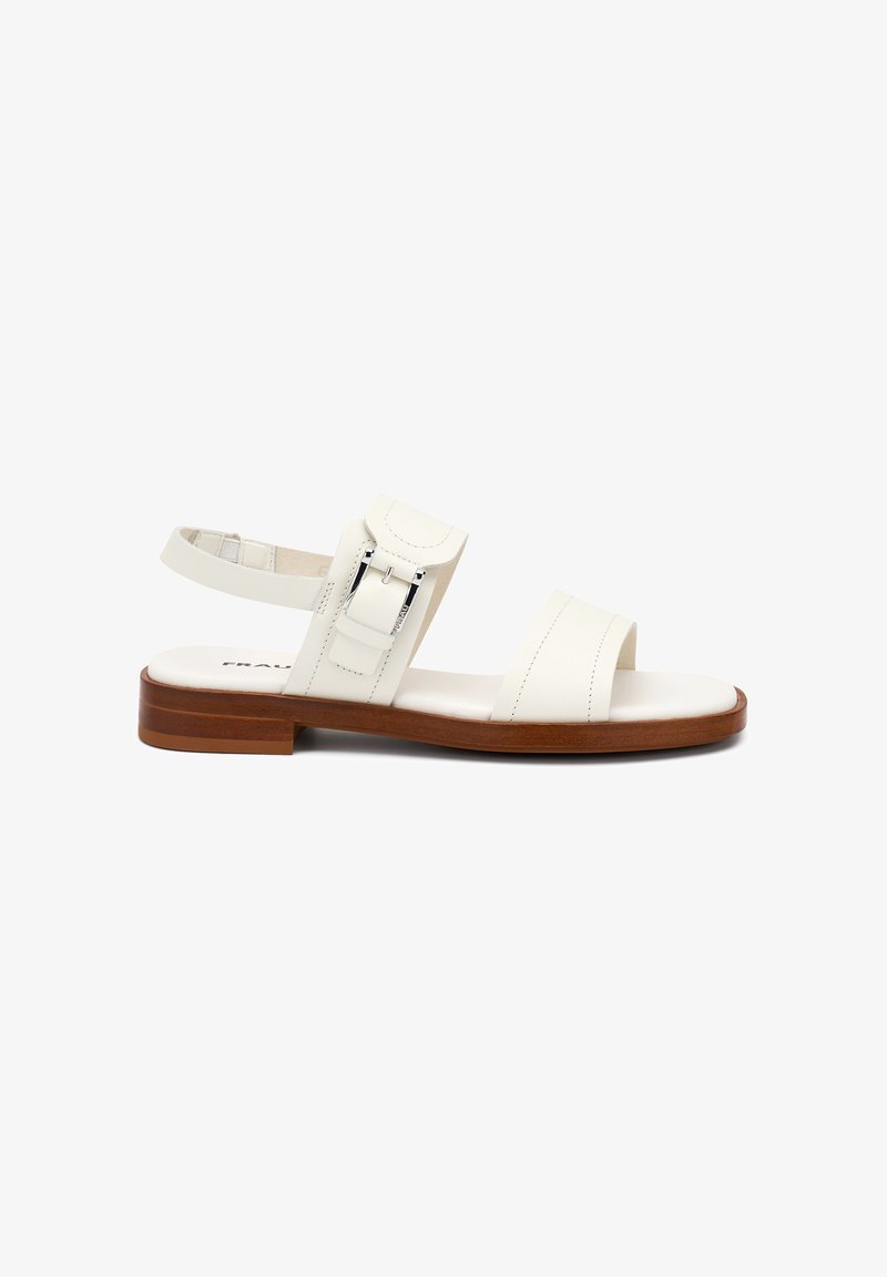 Sandalo bianco in pelle con due ampie cinghie e cinturino alla caviglia regolabile. Presenta una fibbia in argento e un tacco in legno chiaro.