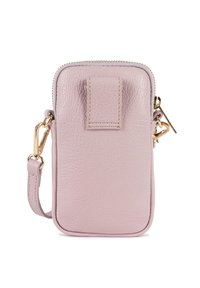 Sac à bandoulière pour téléphone en cuir rose avec une finition texturée, doté d'une poche avant, de quincaillerie dorée et d'une bandoulière réglable.