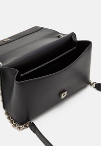 Calvin Klein Jeans SCULPTED FLAP - Torba preko tijela - fashion black