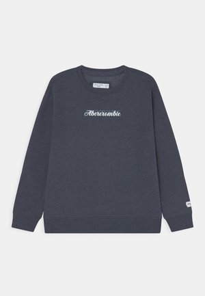 Ciemnoszara bluza z okrągłym dekoltem i długimi rękawami, z białym napisem "Abercrombie" na środku klatki piersiowej oraz małą metką marki na lewym mankiecie.