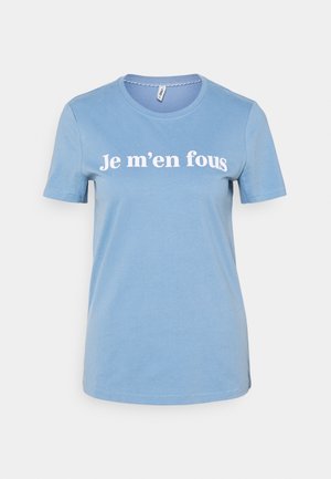 Camiseta azul claro de manga corta y cuello redondo con texto francés blanco "Je m’en fous" centrado en el frente.