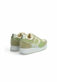 Grüne und beige Sneakers aus einer Kombination von Wildleder und Mesh-Materialien, dicke gestreifte Sohle und gepolsterter Kragen mit Logodetail.