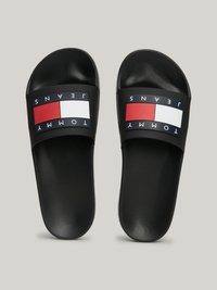 Chinelos pretos com uma tira larga apresentando um design de logo em vermelho, branco e azul. Feitos de material sintético suave. Sola plana.