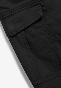 Schwarze Cargo-Hosen mit einer Seitentasche, robustem Stoff, sichtbaren Nähten und geradem Schnitt. Strapazierfähiges Material mit glatter Textur.