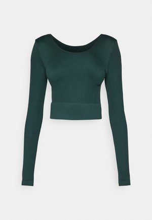 Mørkegrønt cropped langermet topp i ribbestrikket tekstur med vid halslinning og tettsittende kant. Ingen mønstre eller utsmykninger til stede.