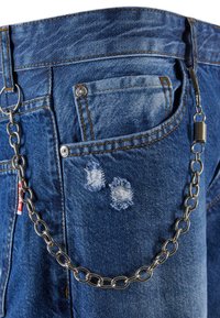 Denim jeans met een versleten uiterlijk, voorzien van twee versleten stippen, een metalen ketting om de taille en contrasterende oranje stiksels.
