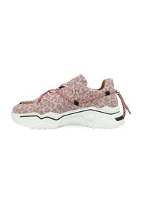 Leopardprint sneaker in roze stof, met een witte rubberen zool, een gestructureerde bovenkant, en contrasterende zwarte en roze veters.