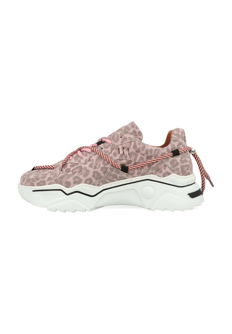 Leopardprint sneaker in roze stof, met een witte rubberen zool, een gestructureerde bovenkant, en contrasterende zwarte en roze veters.