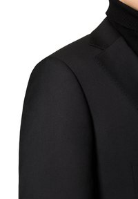 Czarna marynarka o gładkiej teksturze, wyraźnymi klapami, wyprofilowanymi ramionami i dopasowanym kroju. Bez widocznych zapięć ani wzorów.